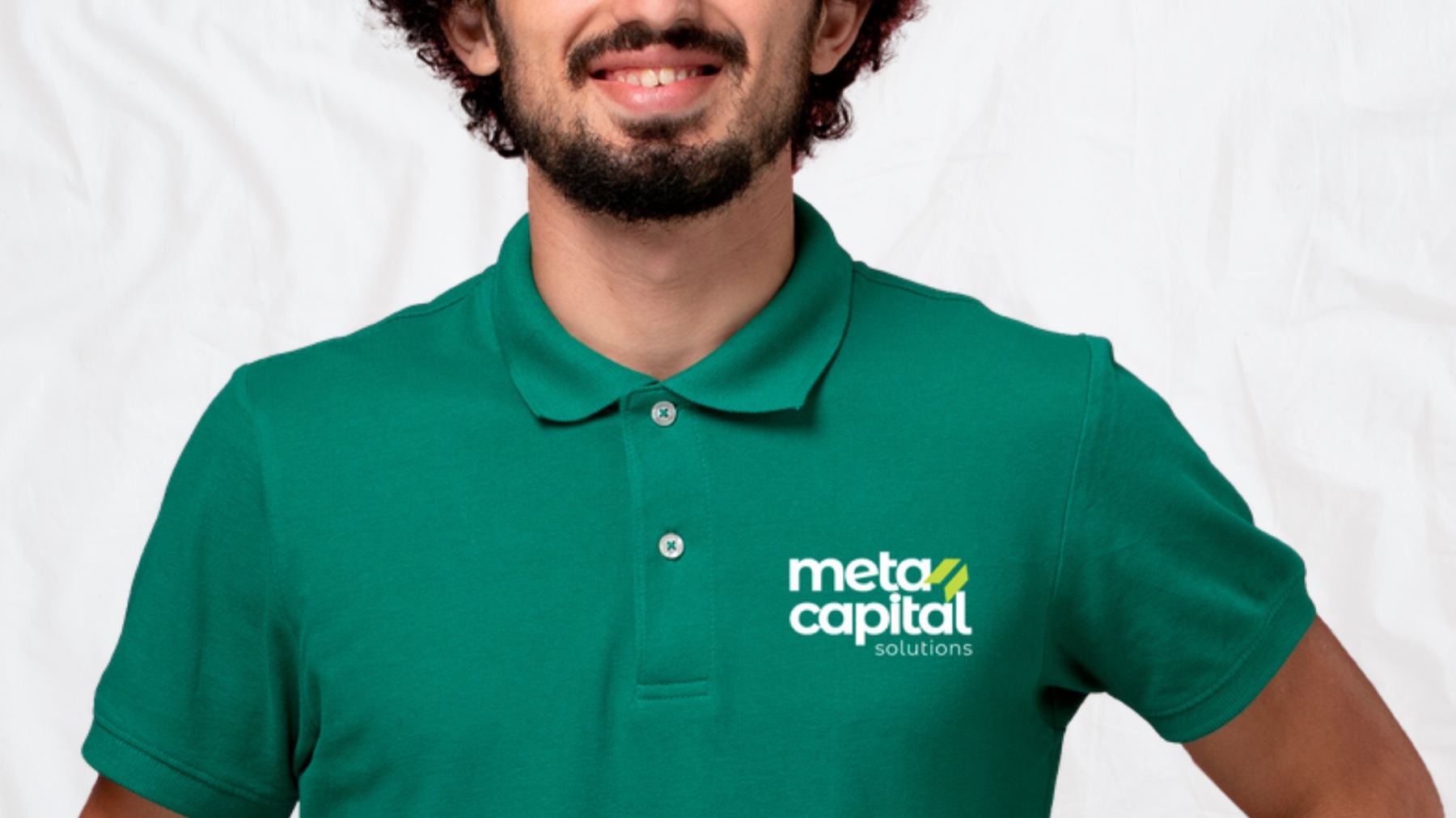 Camisa polo verde com a logo bordada