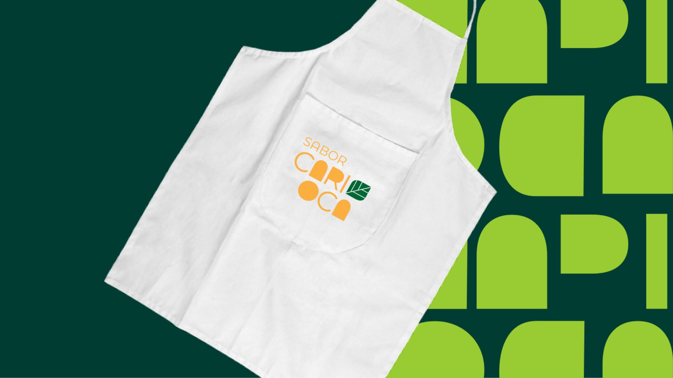 Avental branco com a logo vertical laranja no bolso, sobre fundo verde com pattern lima