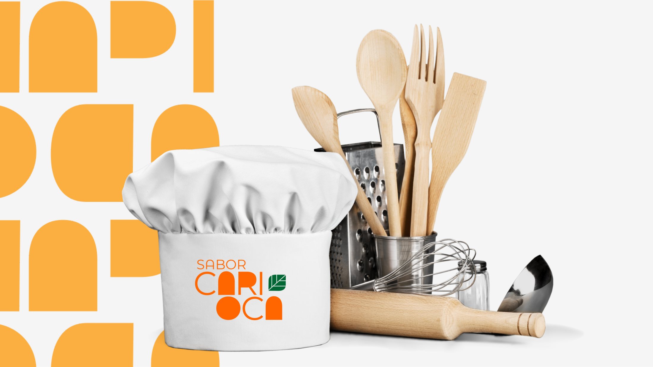 Chapéu de cozinheiro com a logo vertical laranja, ao lado de utensílios, sobre pattern