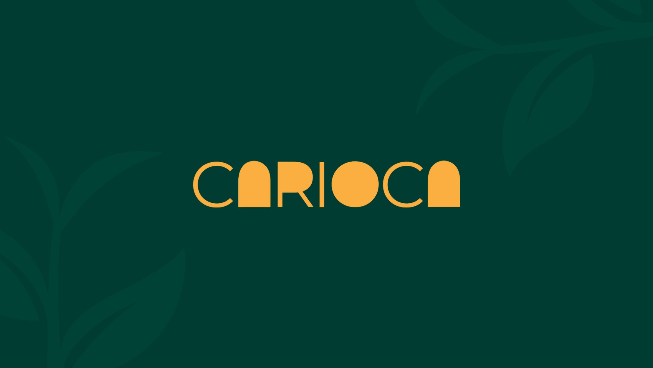Versão reduzida da logo, só a palavra Carioca em laranja claro sobre verde escuro