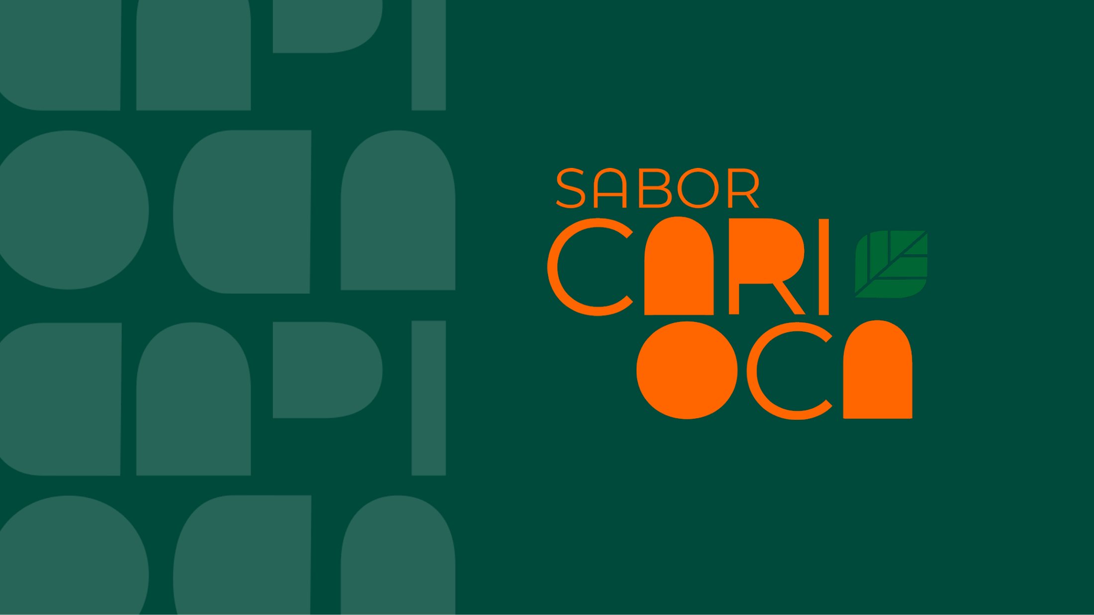Logo Sabor Carioca em laranja sobre verde escuro, com as letras de formas arredondadas repetidas em pattern
