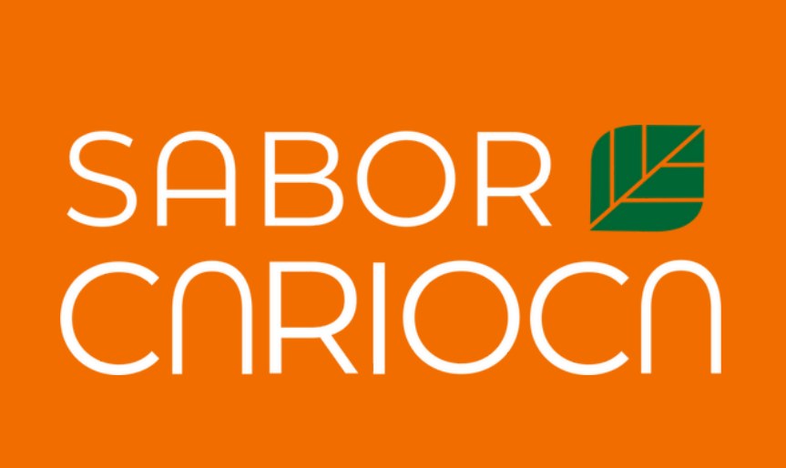 Logo horizontal em branco sobre laranja escuro
